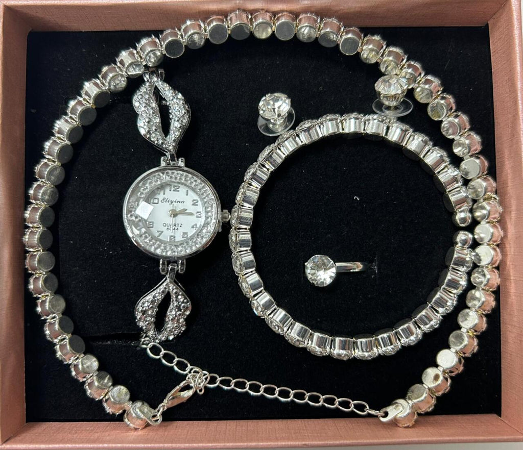 Conjunto de joyas plateado aleatorio.