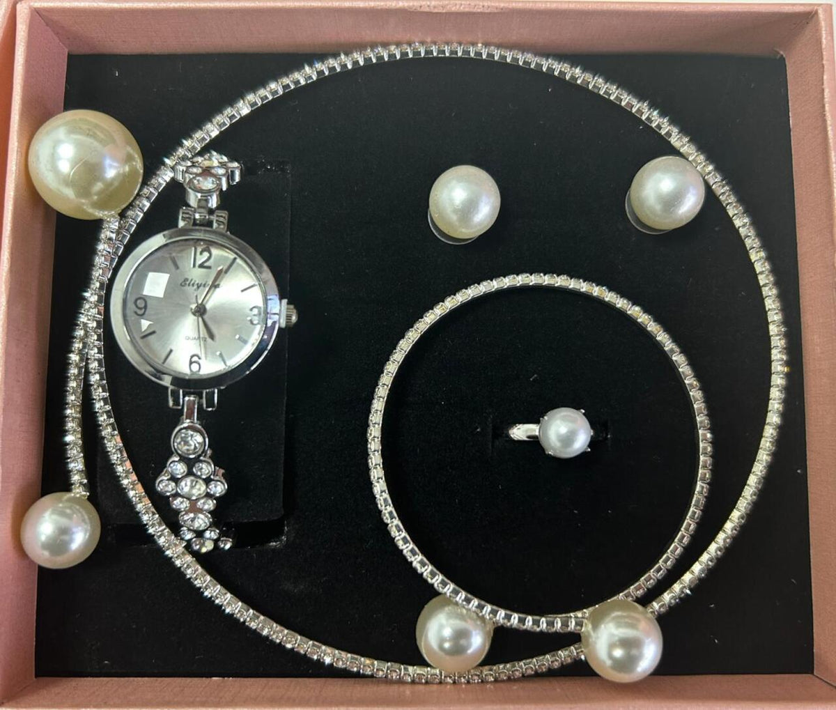 Conjunto de joyas plateado con perlas aleatorio.