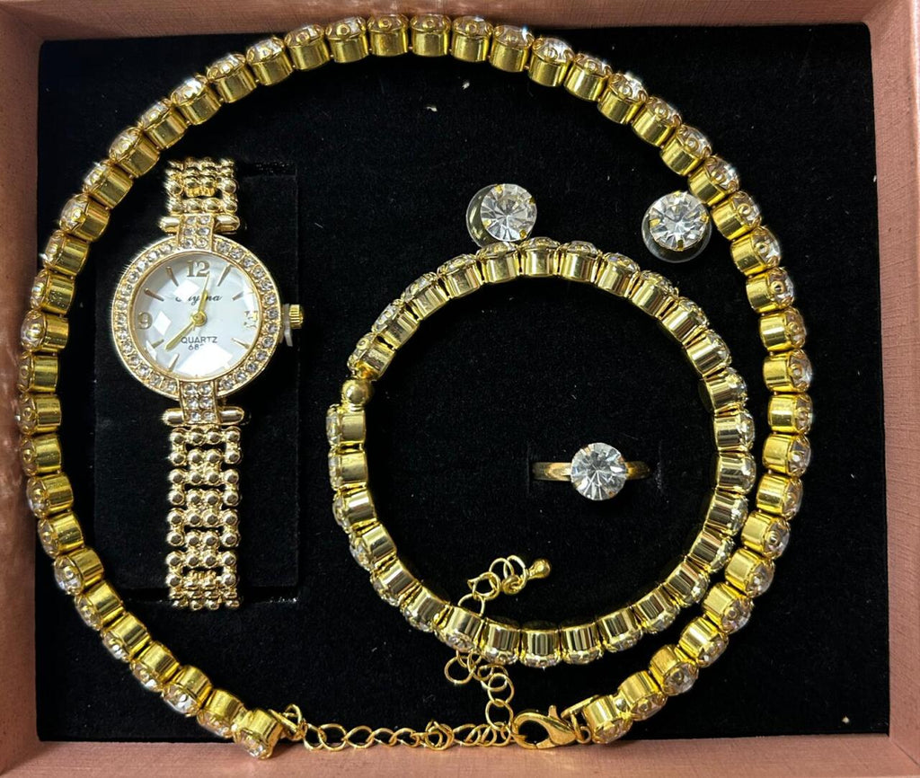 Conjunto de joyas dorado aleatorio.