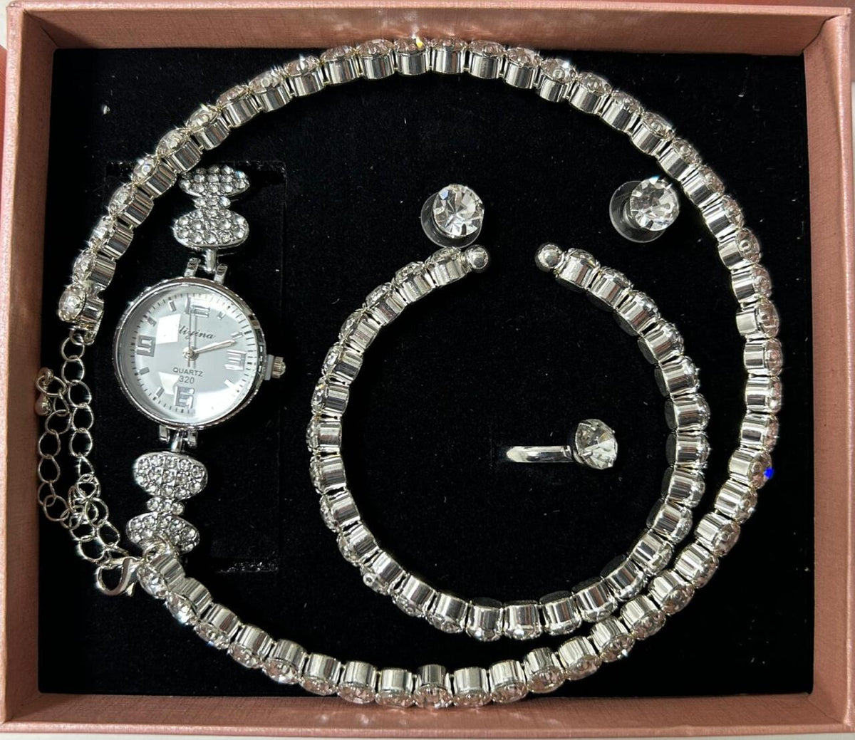 Conjunto de joyas plateado aleatorio.