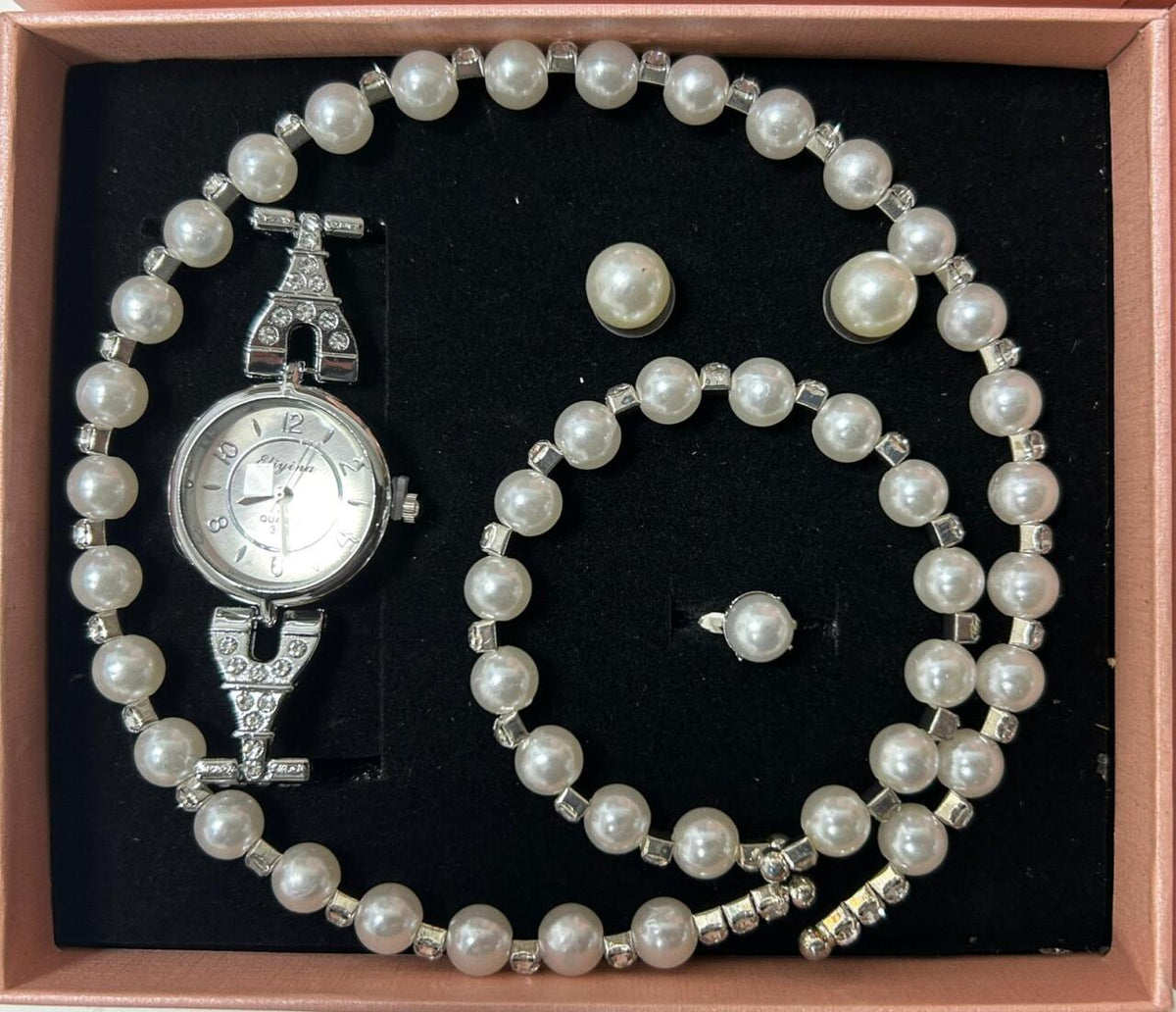 Conjunto de joyas plateado con perlas aleatorio.