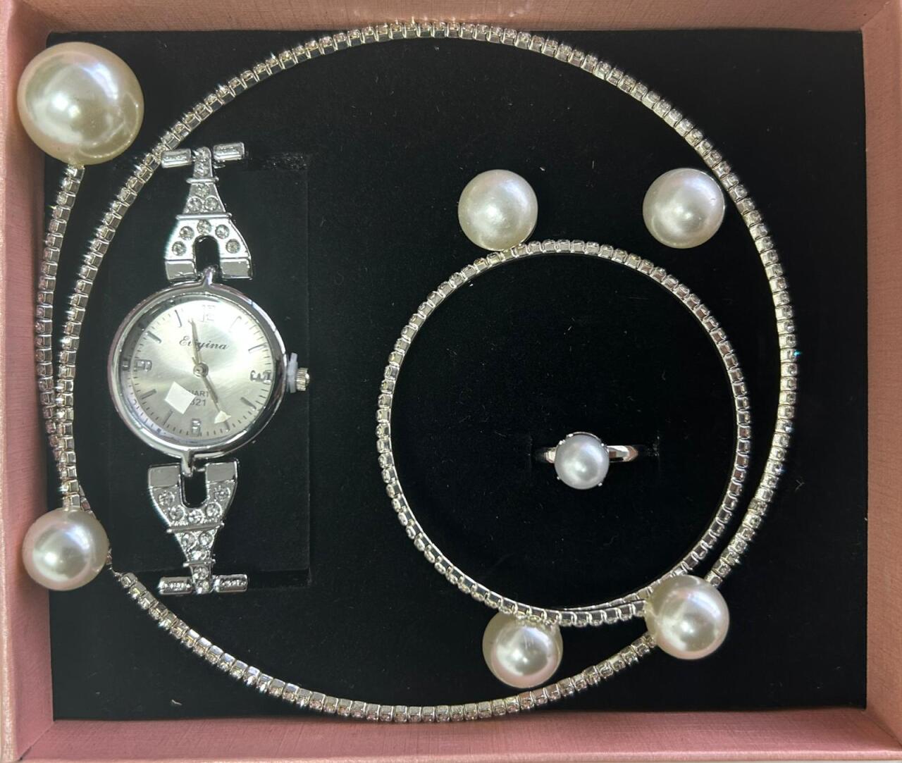 Conjunto de joyas plateado con perlas aleatorio.