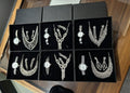 Conjunto de joyas plateado aleatorio con joyero.