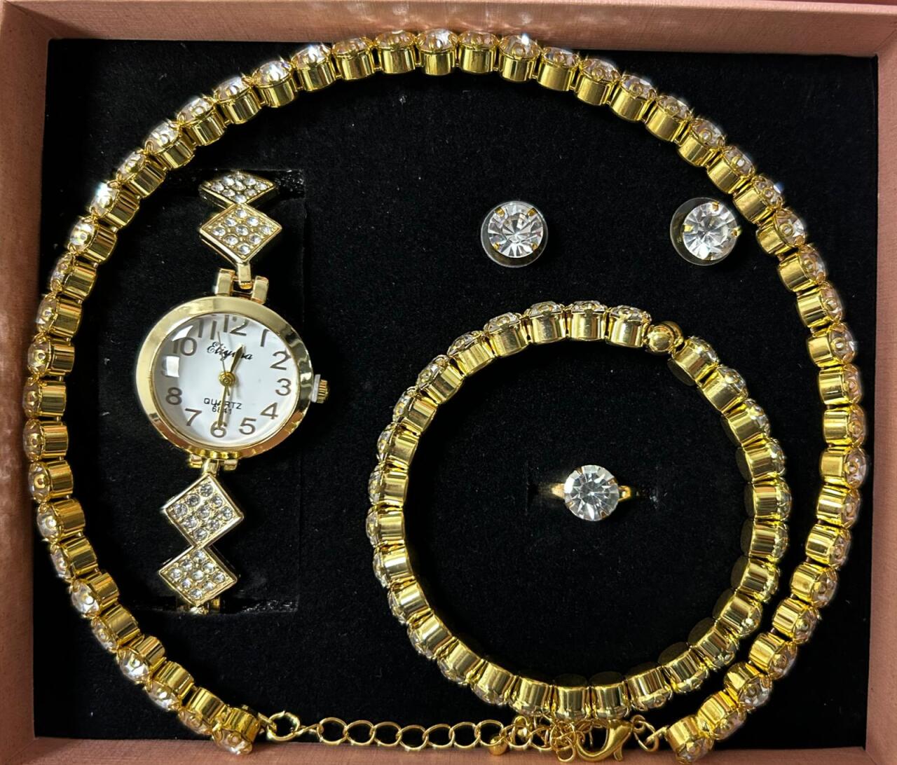 Conjunto de joyas dorado aleatorio.