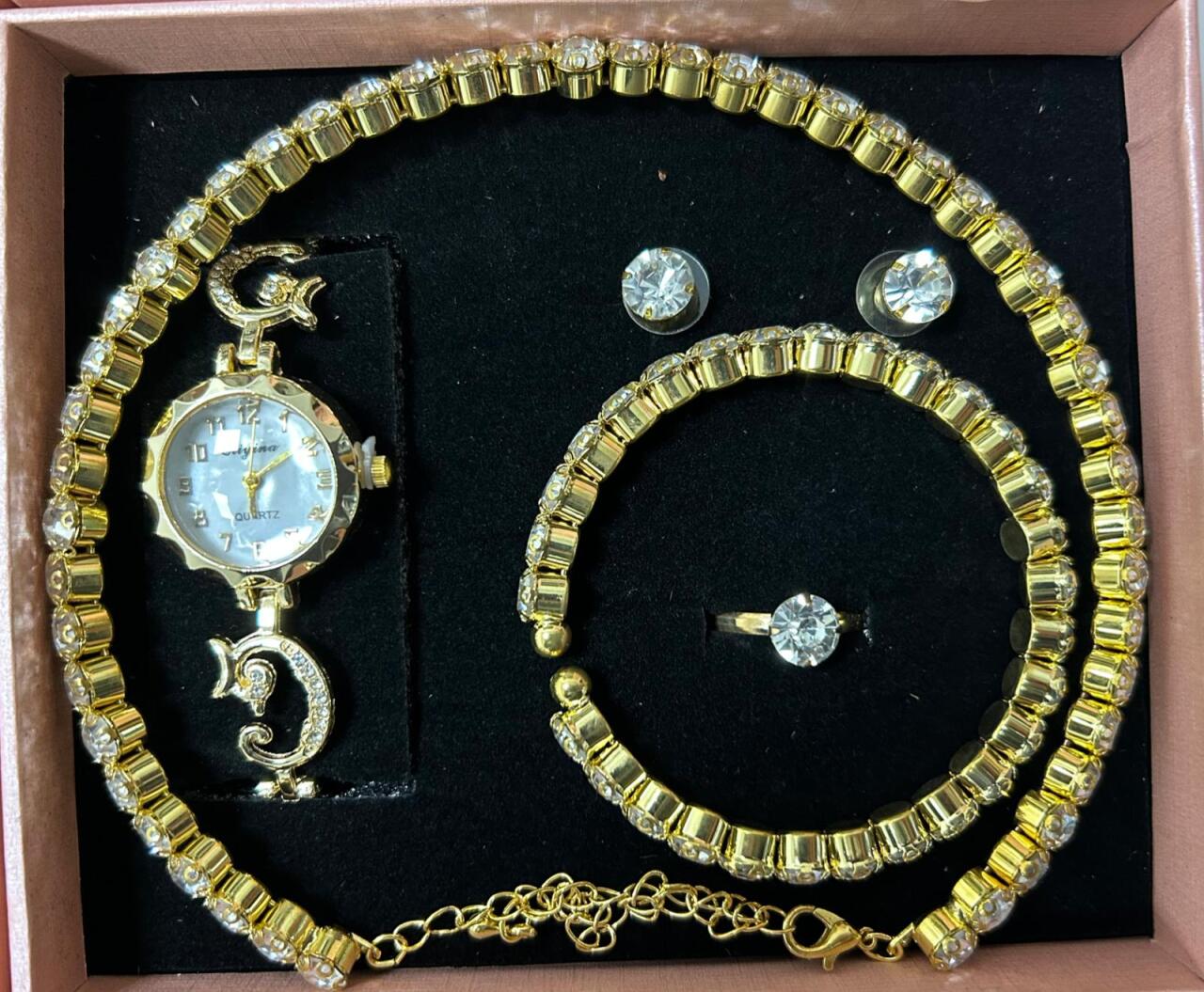 Conjunto de joyas dorado aleatorio.