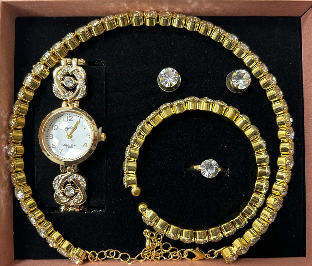 Conjunto de joyas dorado aleatorio.