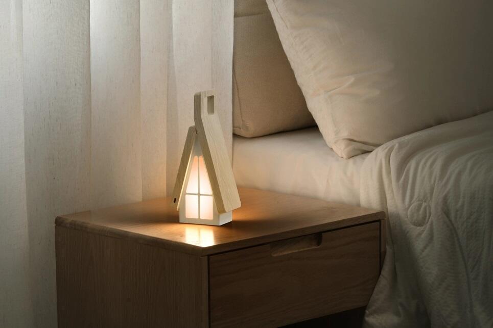 Lámpara de mesa plegable con forma de casa