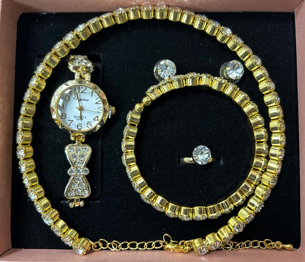 Conjunto de joyas dorado aleatorio.
