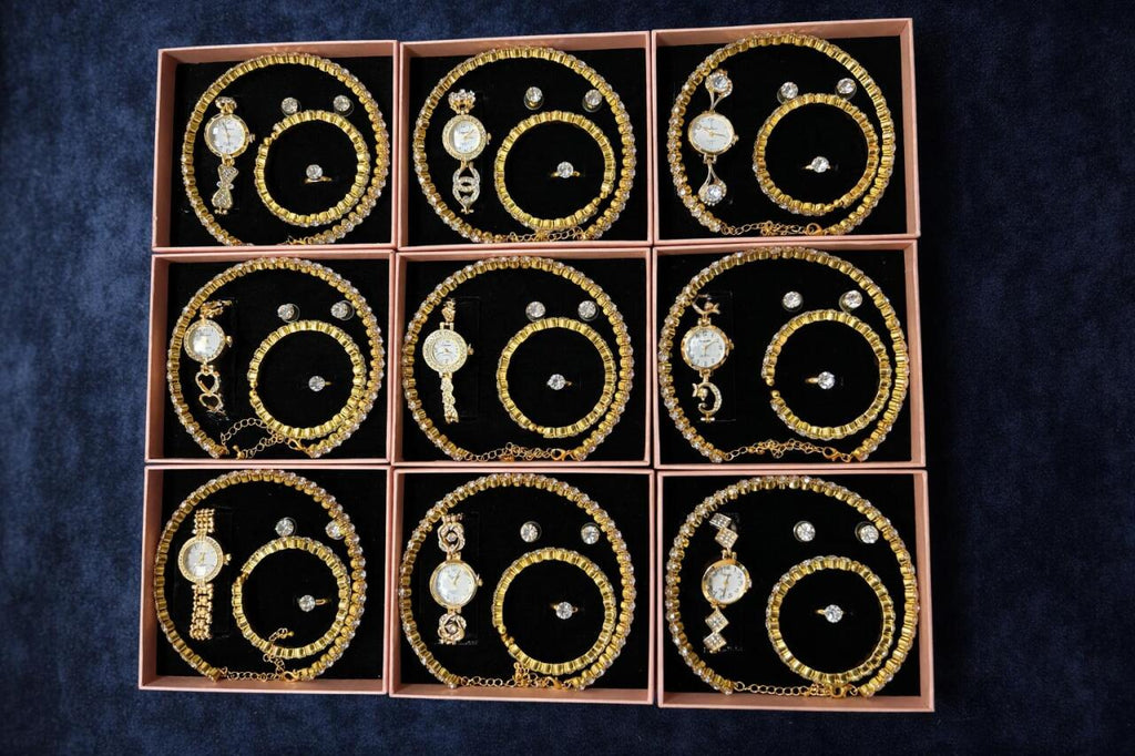 Conjunto de joyas dorado aleatorio.