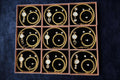 Conjunto de joyas dorado aleatorio.